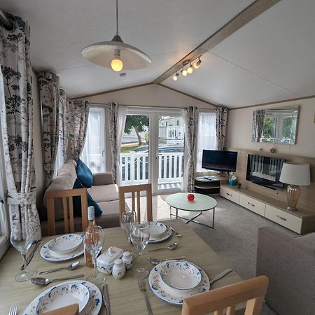 Lovely Bright And Airy Caravan On The 5 Star Shorefield Country Park Entertainment Passes Included Milford on Sea Kültér fotó