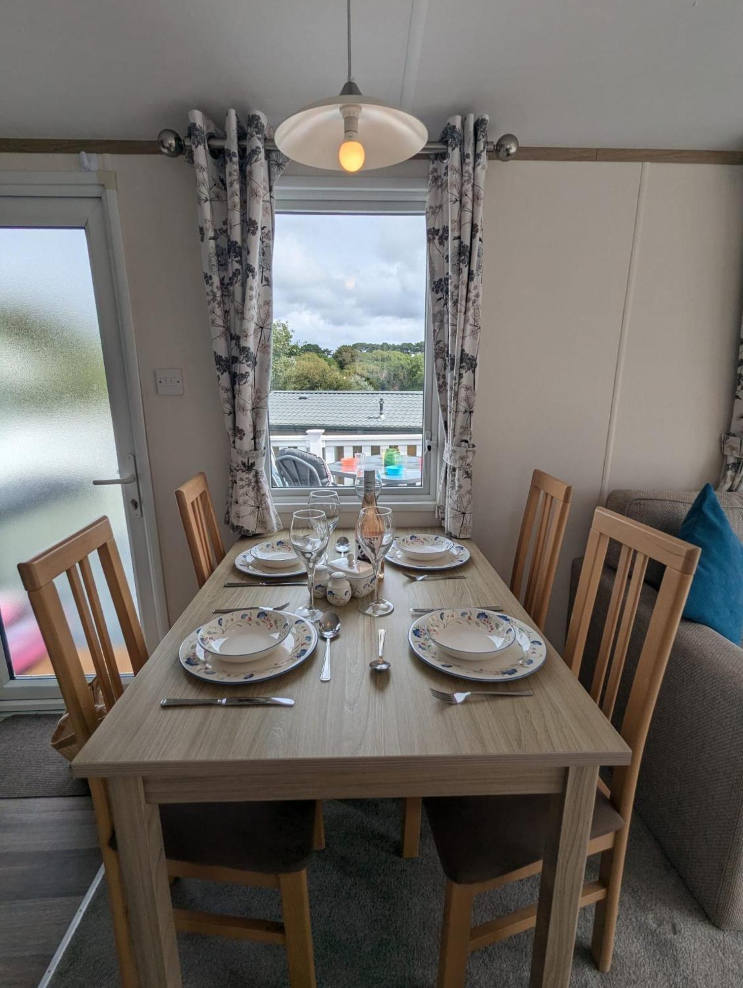 Lovely Bright And Airy Caravan On The 5 Star Shorefield Country Park Entertainment Passes Included Milford on Sea Kültér fotó