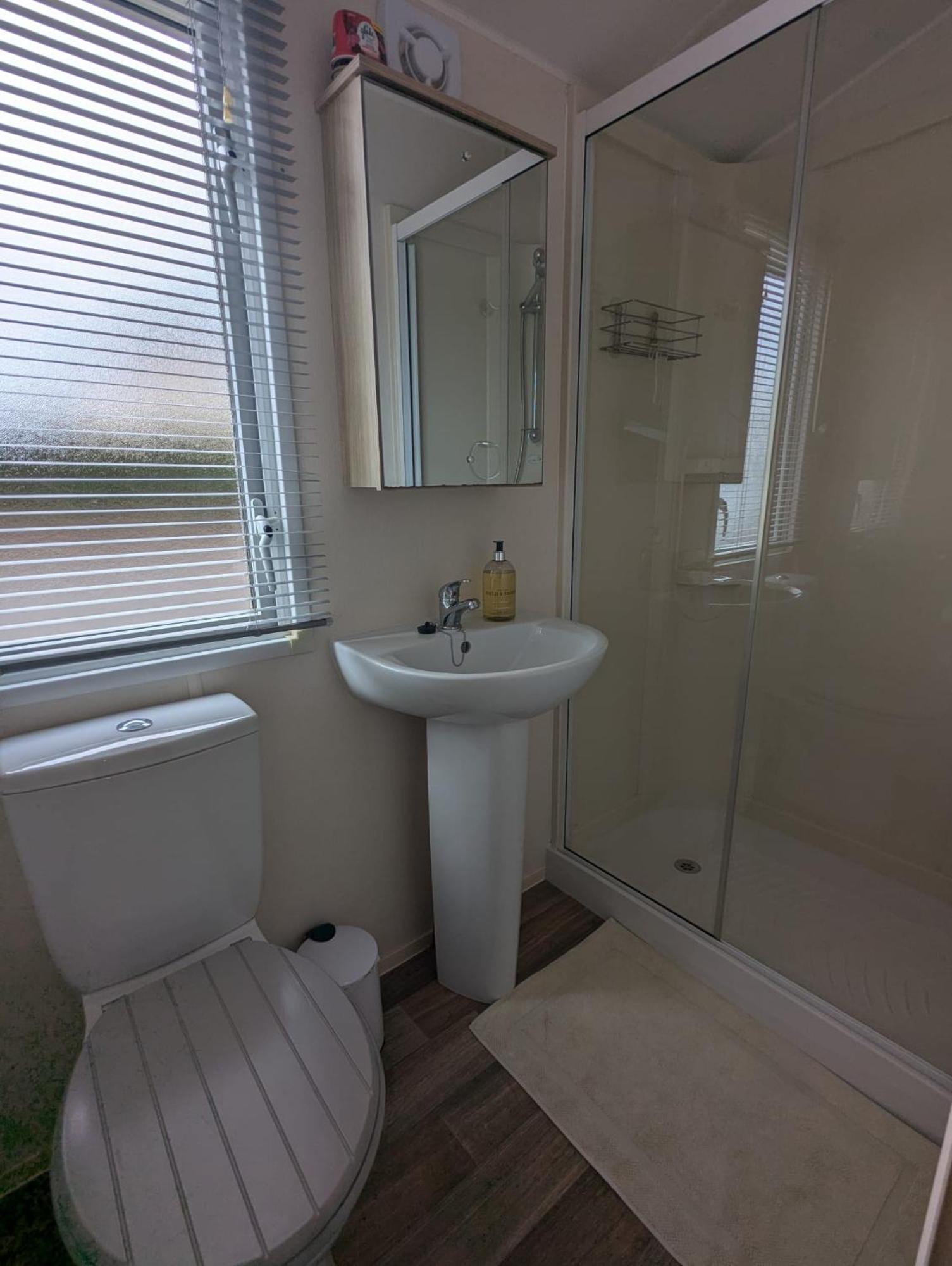 Lovely Bright And Airy Caravan On The 5 Star Shorefield Country Park Entertainment Passes Included Milford on Sea Kültér fotó